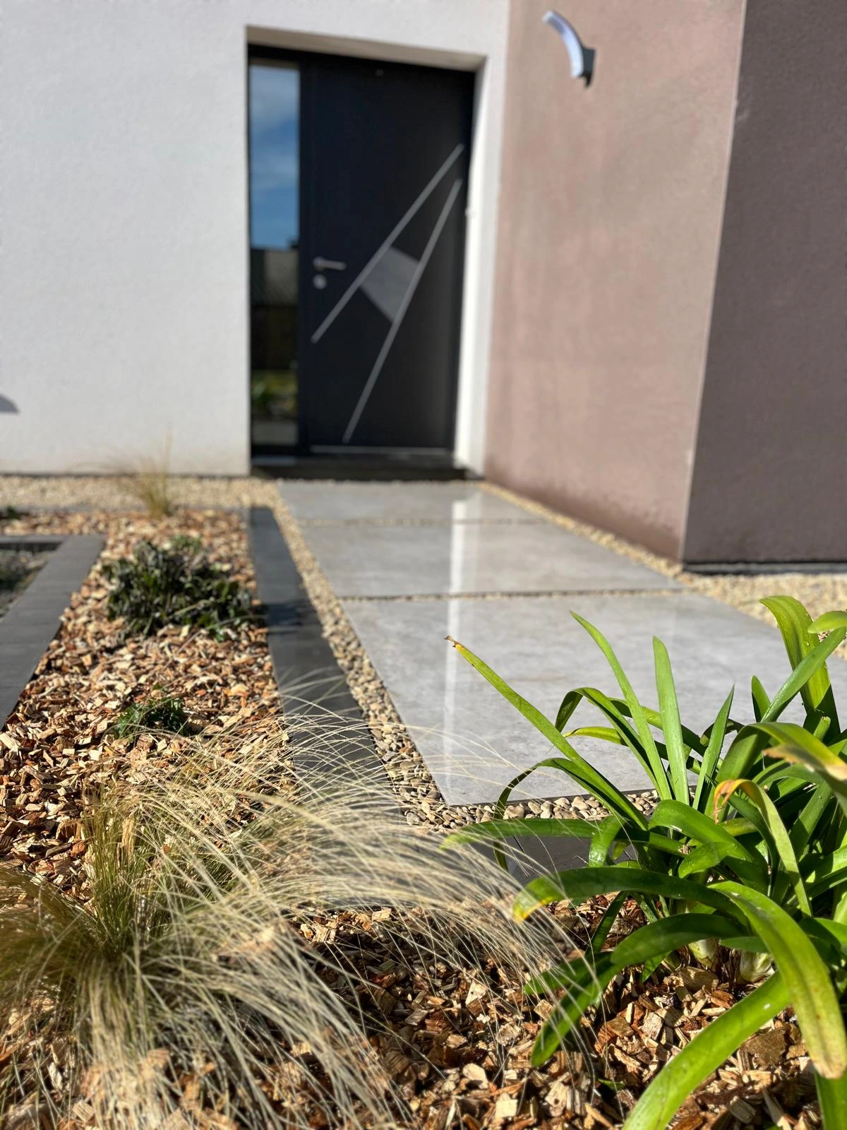 Entretien des espaces verts devanture de maison à Arras, Lens, Douai, Lille déductible à -50% - 2M Aménagement Paysagiste